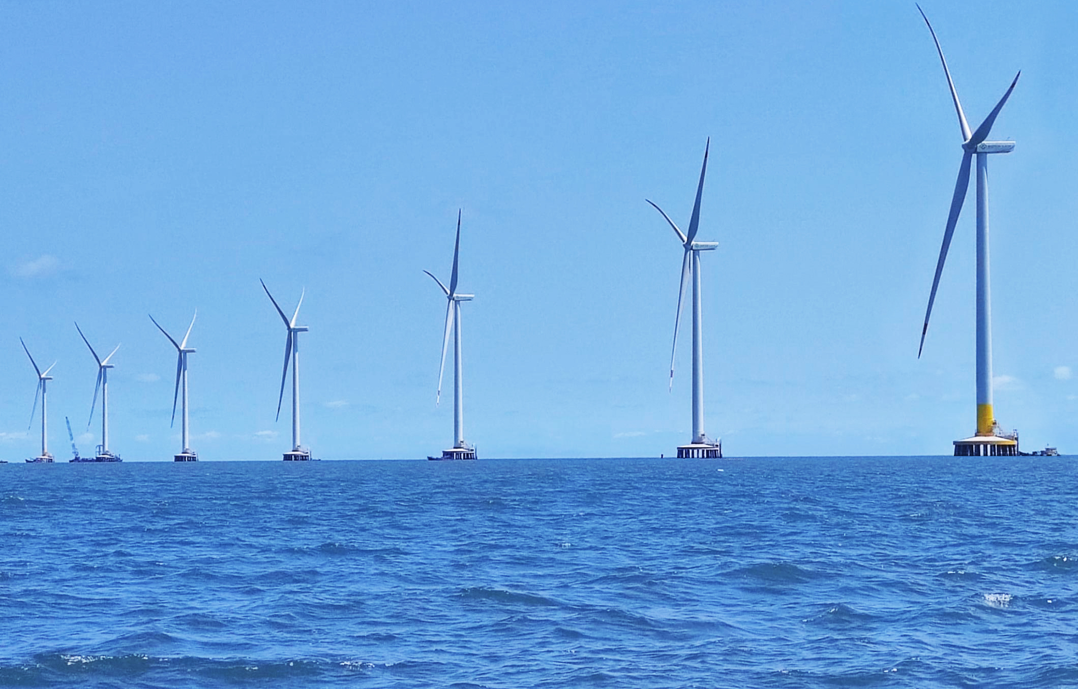 提前1个月，，，Z6尊龙凯时股份首个&ldquo;双海&rdquo;项目完成吊装